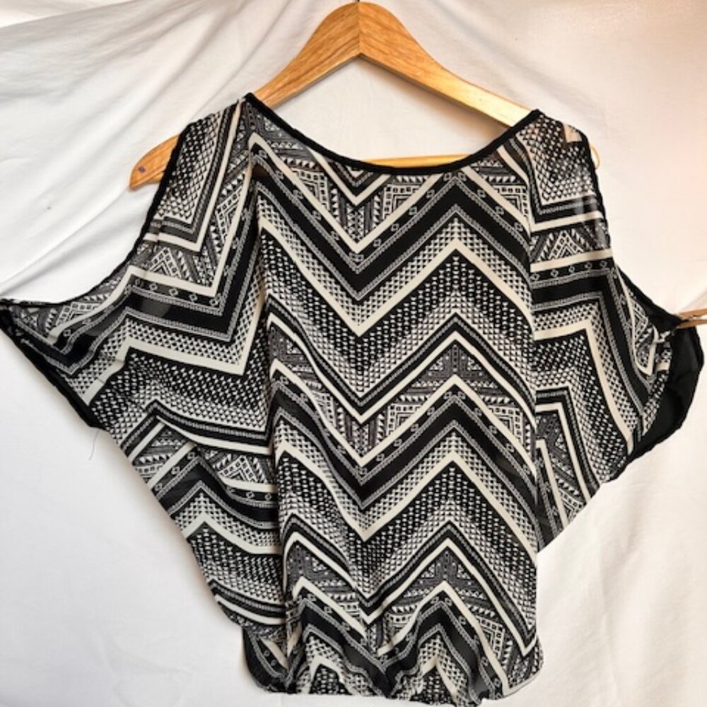 By & By Black White Chevron Boho Top Large Cold Shoulder Y2K Graphic Casual Chic